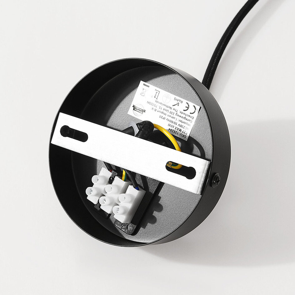 Houten hanglamp Rorka met zwarte lamellen, open ronde vorm en diffuser