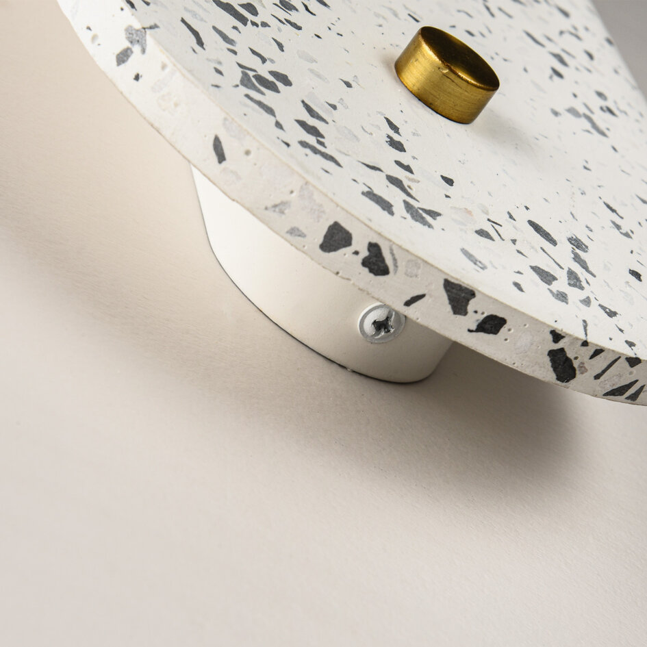 Wandlamp Velo van cement en melkwit glas in terrazzo look