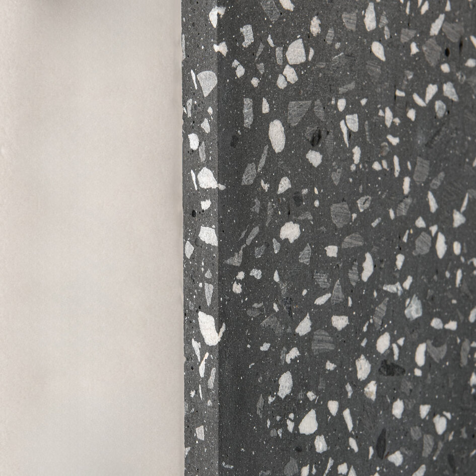 Wandlamp Vero van cement en melkwit glas met donkergrijze terrazzo look