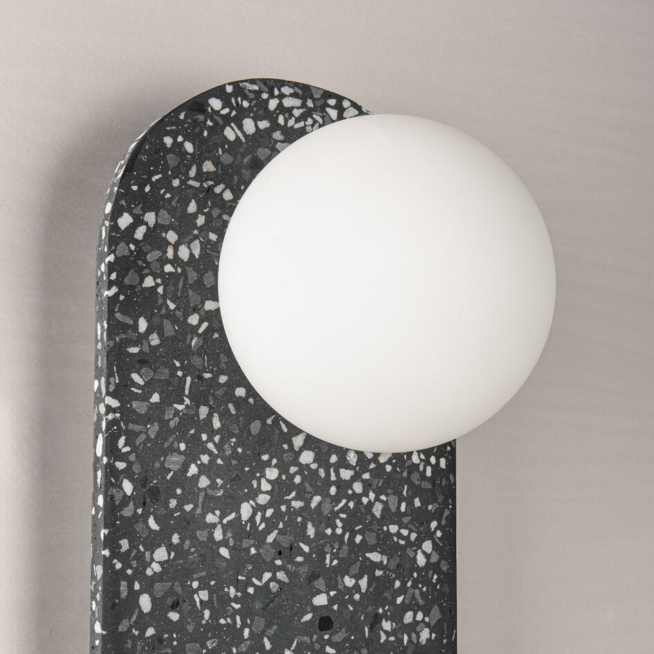 Wandlamp Vero van cement en melkwit glas met donkergrijze terrazzo look