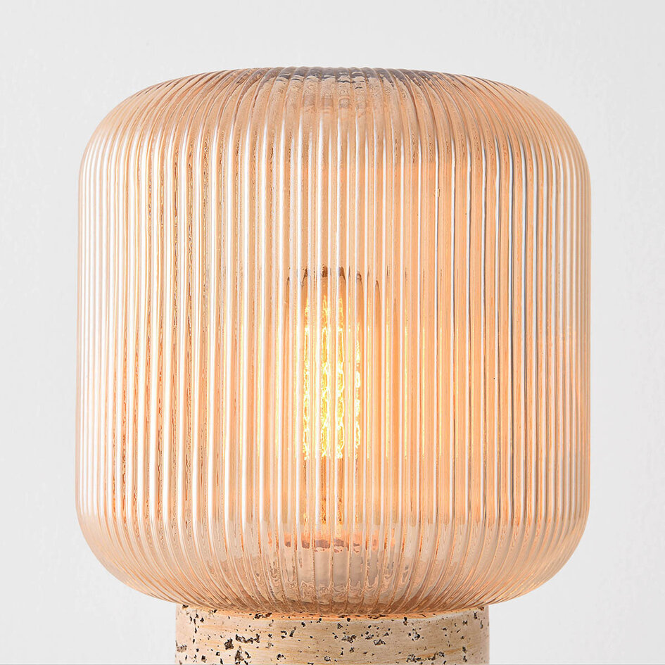 Tafellamp Aurex met geribbeld amber glas en travertinlook voet