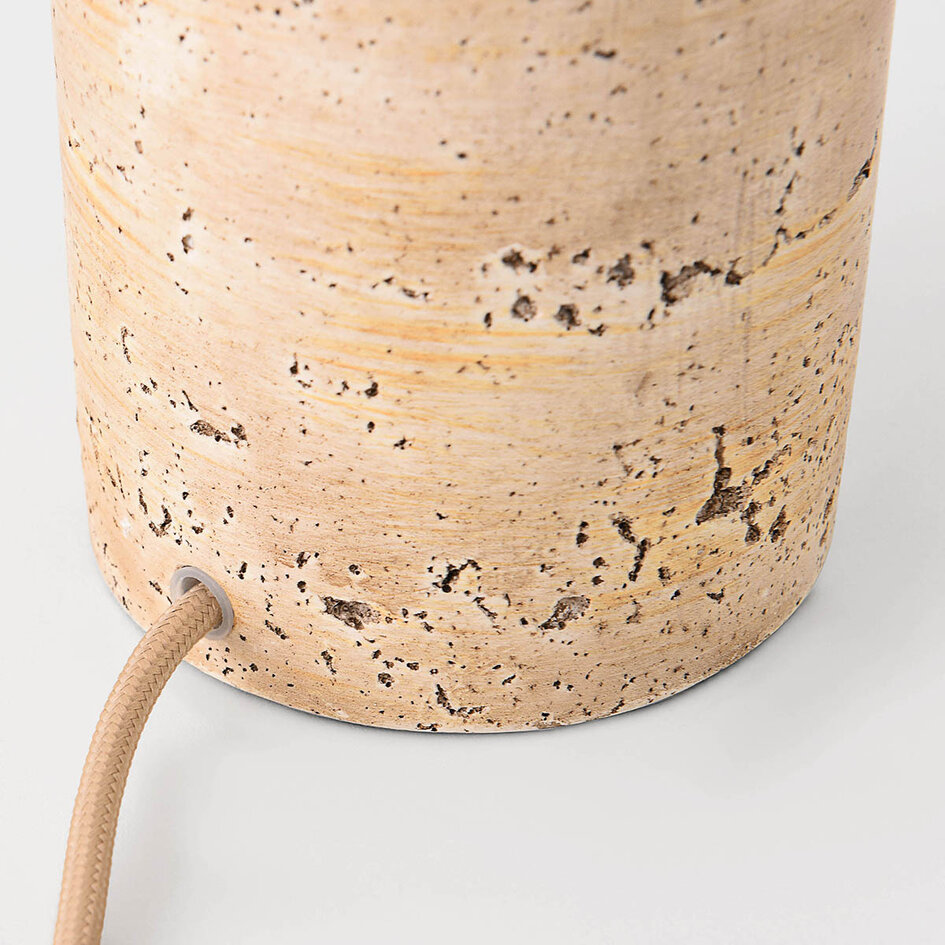 Tafellamp Aurex met geribbeld amber glas en travertinlook voet