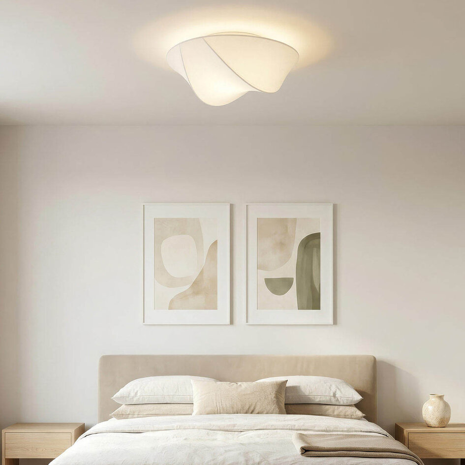 Plafondlamp Trenara met witte zijde-look kap en vloeiende vorm