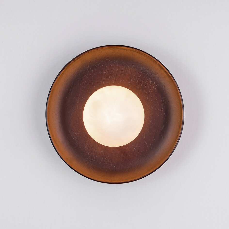 Wandlamp Ruva van donkerhout en melkwit glas