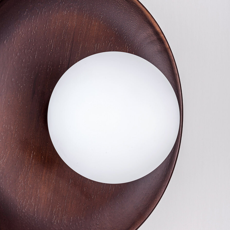 Wandlamp Ruva van donkerhout en melkwit glas