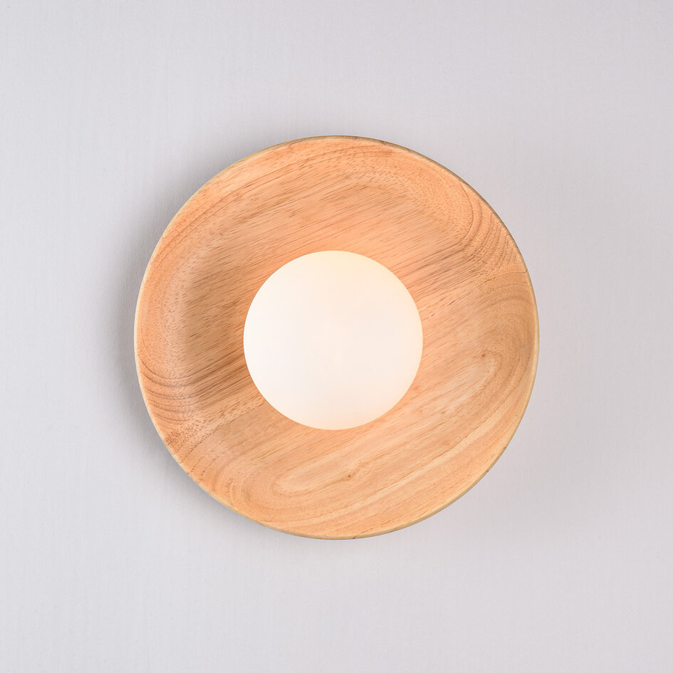 Wandlamp Ruva van lichthout en melkwit glas