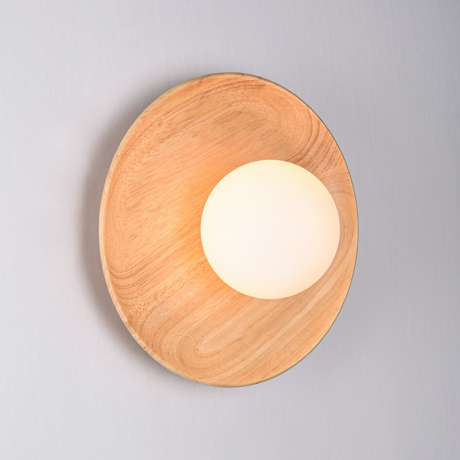 Wandlamp Ruva van lichthout en melkwit glas