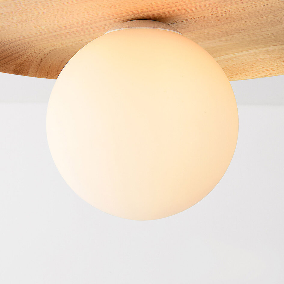 Plafondlamp Ruvo van lichthout en melkwitte glazen bol