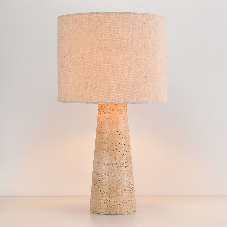 Tafellamp Verla met linnen kap en voet in travertin look