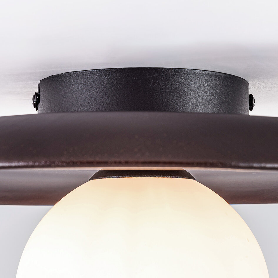 Plafondlamp Ruvo van donkerbruin hout en melkwit glas