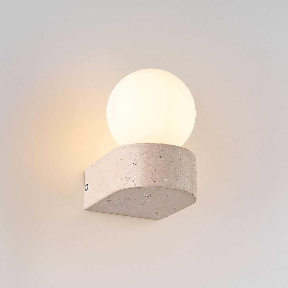 Wandlamp Alessa van travertin (natuursteen) met glazen bol