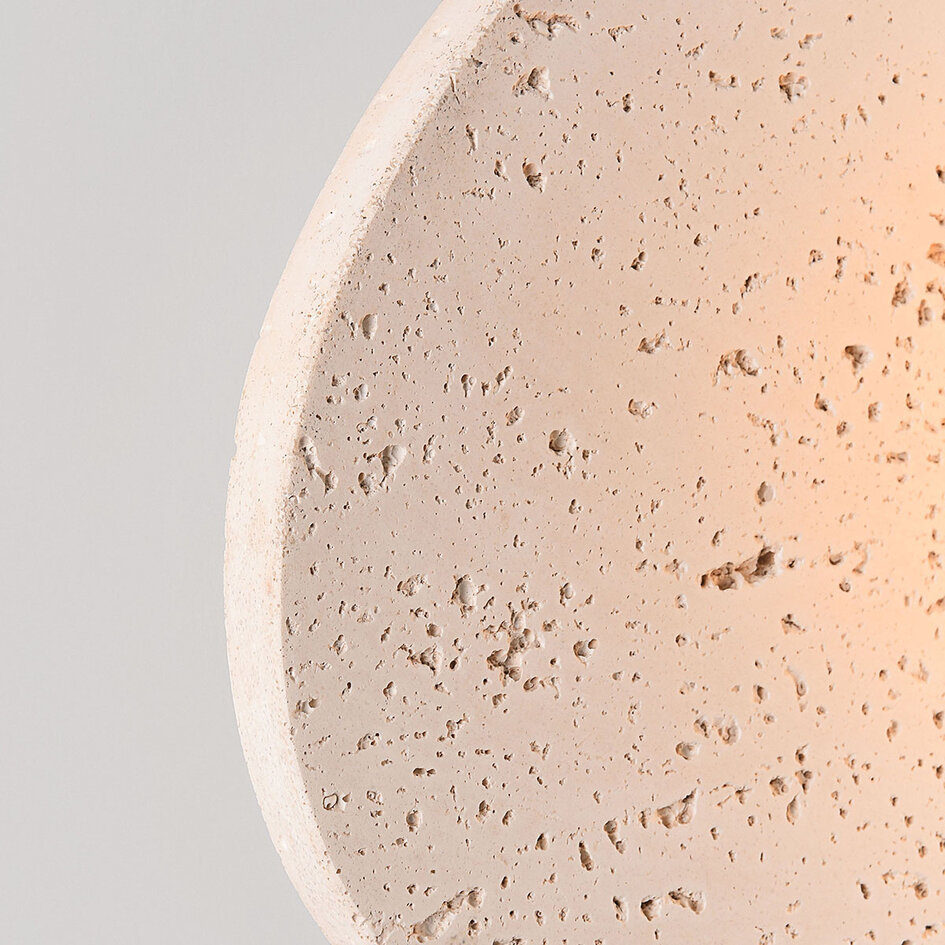 Wandlamp Lucio van travertin (natuursteen) met glazen bol