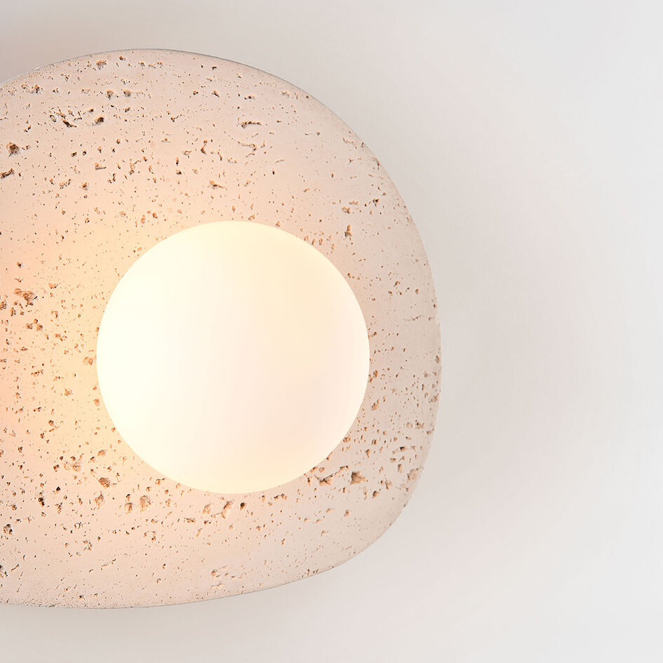 Wandlamp Lucio van travertin (natuursteen) met glazen bol