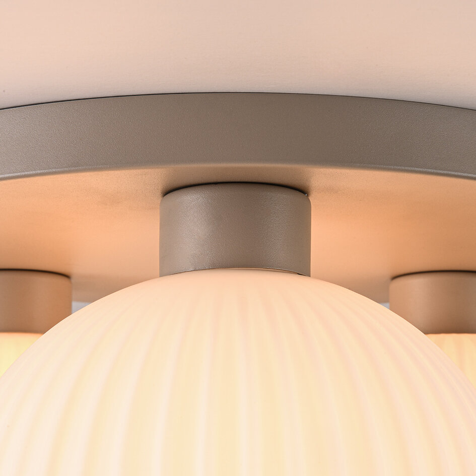 3-lichts plafondlamp Elowen beige met geribbeld melkwit glas