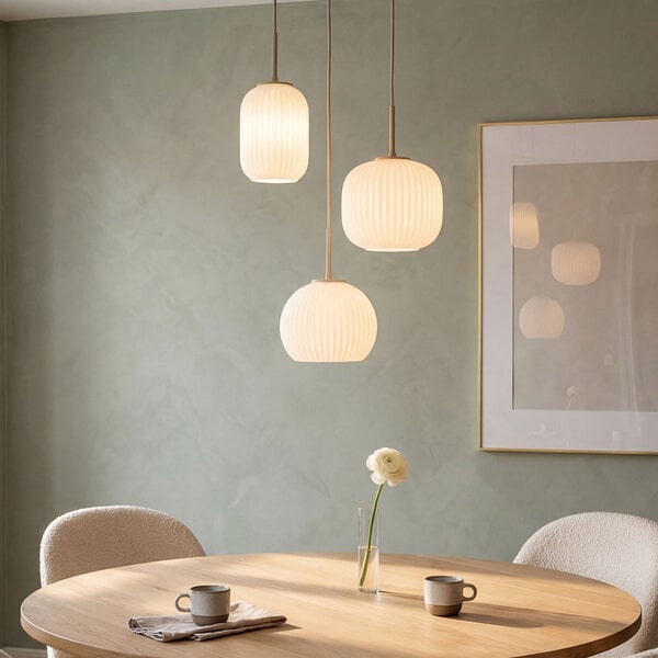 Hanglamp Serilda beige met 3 glazen kappen van geribbeld melkwit glas