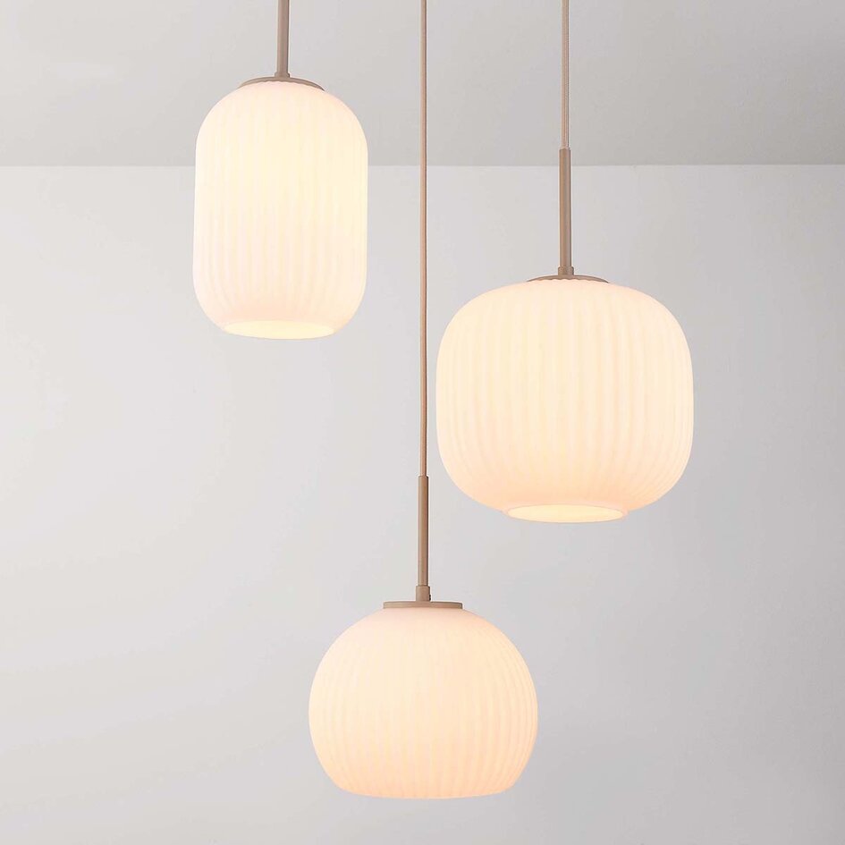 Hanglamp Serilda beige met 3 glazen kappen van geribbeld melkwit glas