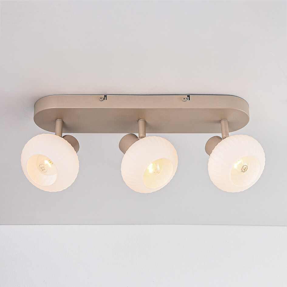 Plafondlamp Serolde beige met 3 verstelbare kappen van geribbeld melkwit glas