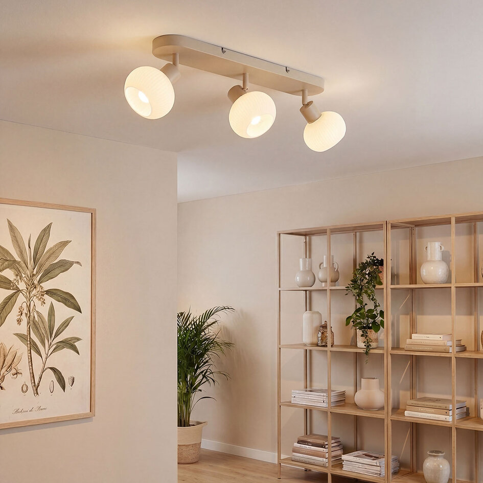Plafondlamp Serolde beige met 3 verstelbare kappen van geribbeld melkwit glas