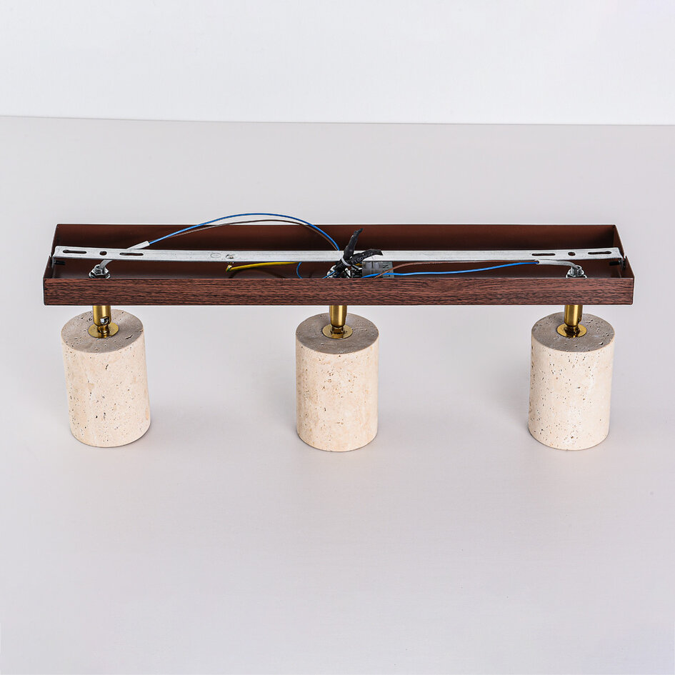 Plafondlamp Cerno met 3 draaibare spots van travertin (natuursteen) en houtlook