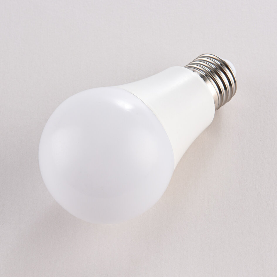 Dimbare E27 LED lamp 7W, melkwit, Ø60 - RGB en 3000K (afstandsbediening los verkrijgbaar)