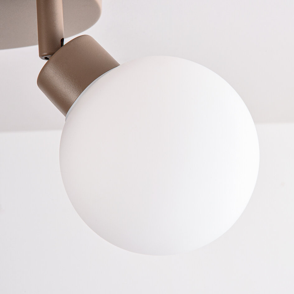 Plafondlamp Zano met 3 draaibare lichtpunten - zandbeige met melkwit glas