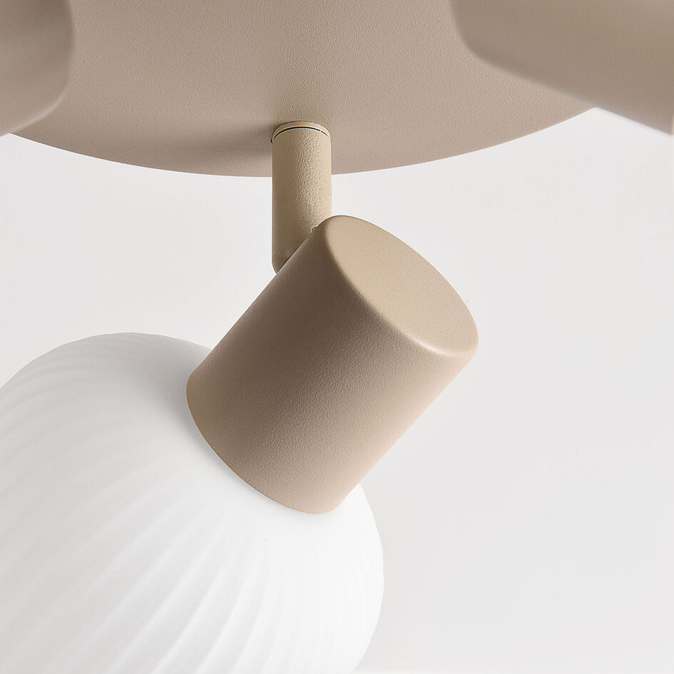 Plafondlamp Natasja met 3 draaibare geribbelde melkwitte glazen bollen - zandbeige