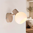 Verstelbare wandspot Pilou met melkwit glas - beige