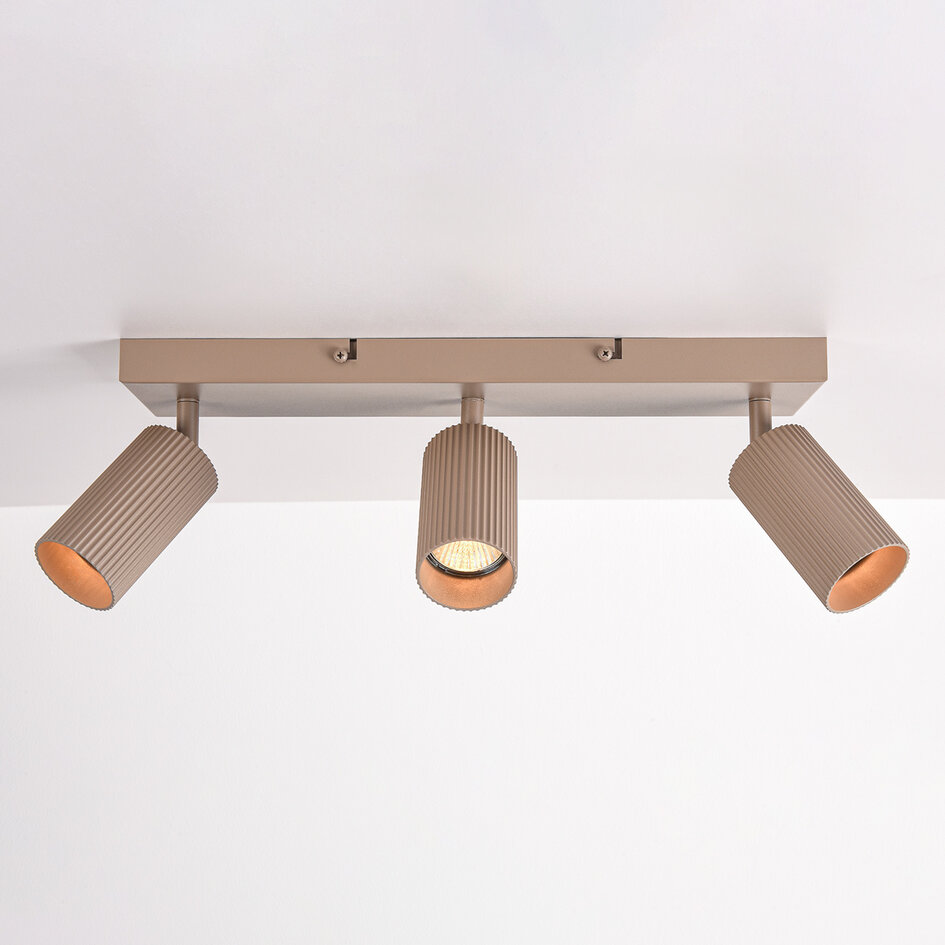 Plafondlamp Blaze met 3 geribbelde, verstelbare spots - zandbeige
