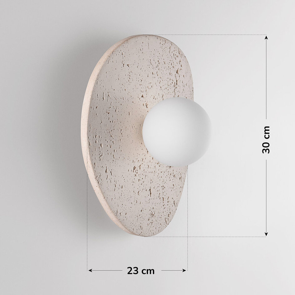Wandlamp Lucio van travertin (natuursteen) met glazen bol