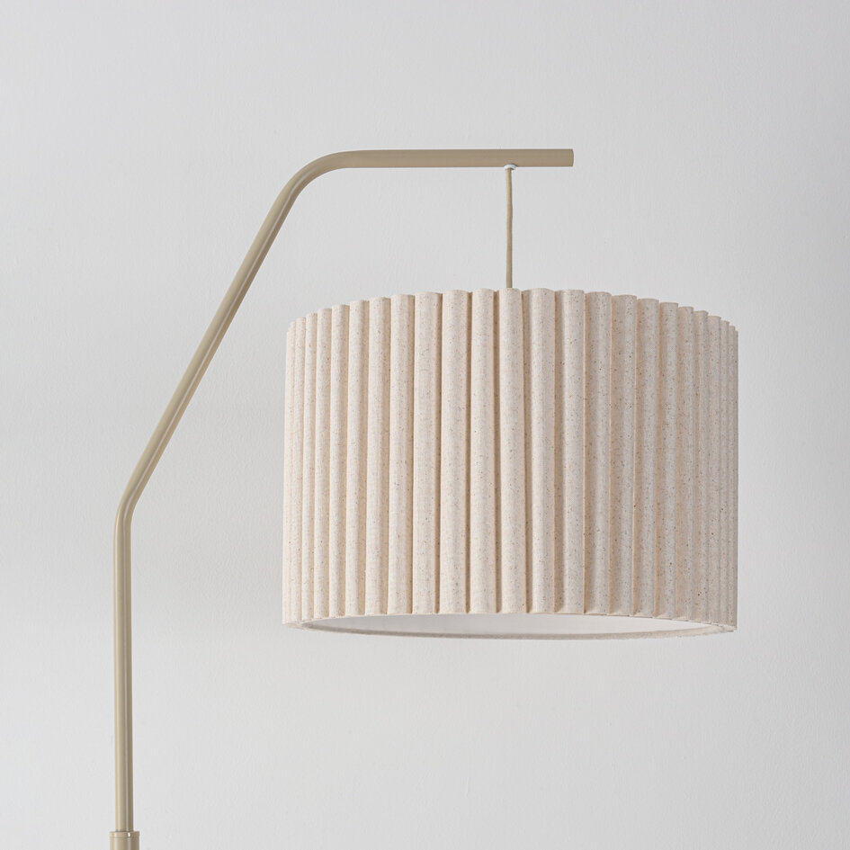 Gebogen vloerlamp Pedro met geplooide kap in beige