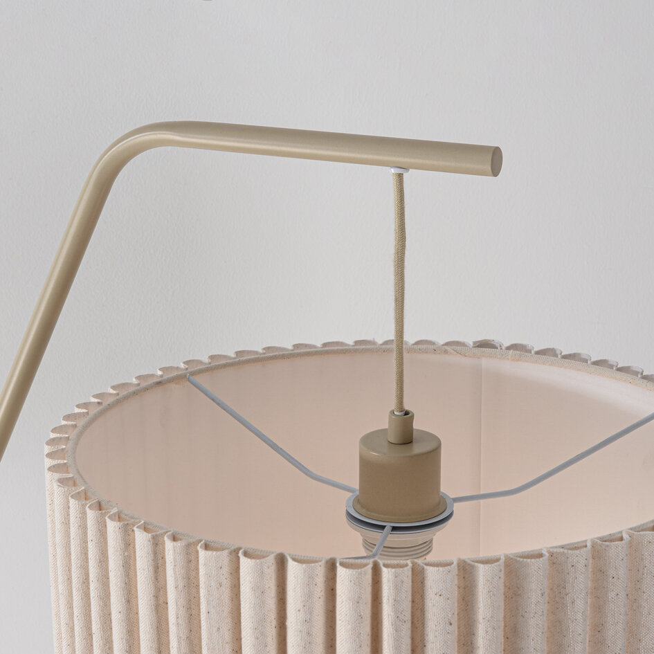 Gebogen vloerlamp Pedro met geplooide kap in beige