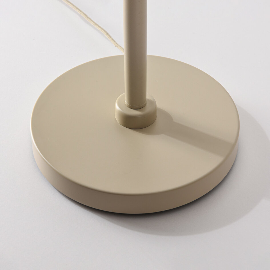 Gebogen vloerlamp Pedro met geplooide kap in beige