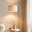 Gebogen vloerlamp Pedro met geplooide kap in beige