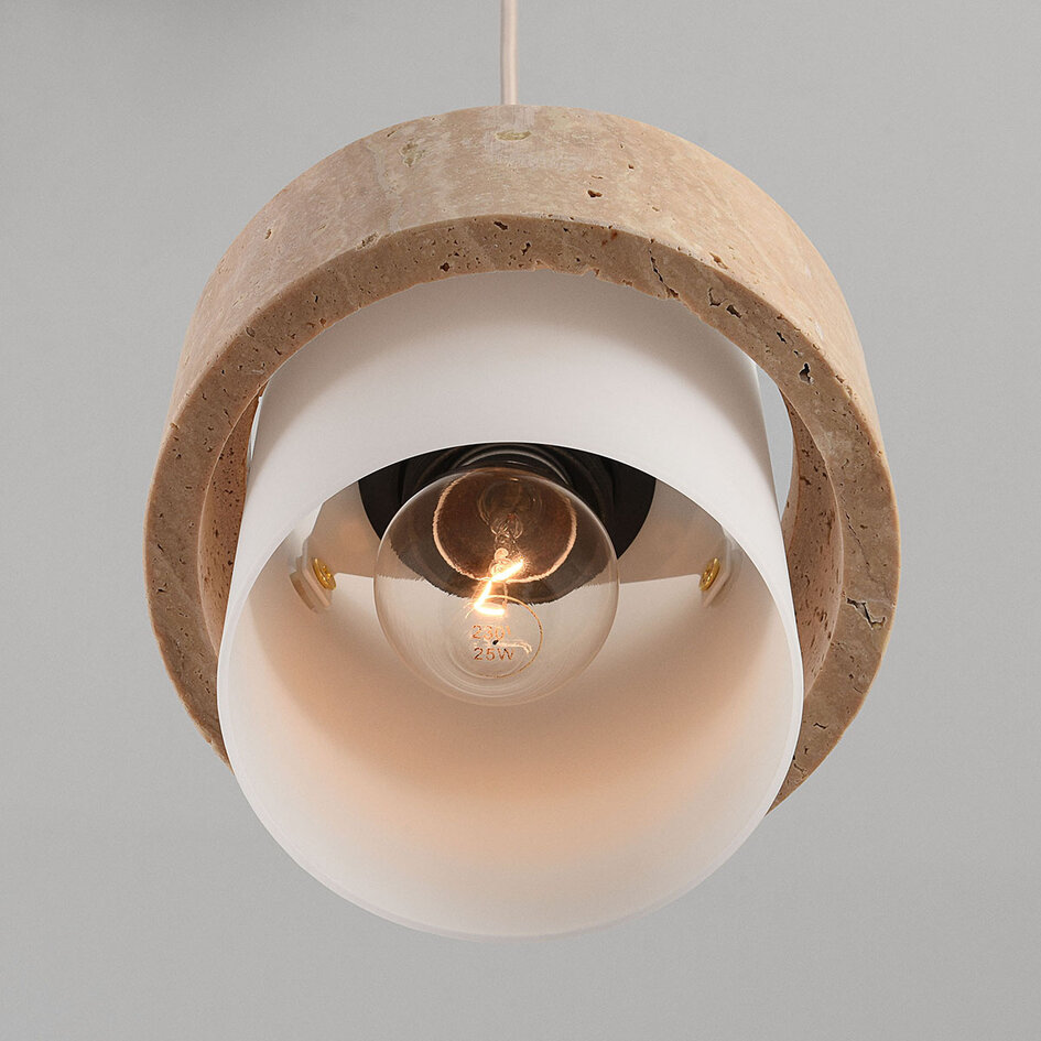 Hanglamp Flari met 3 kappen van travertin en melkwit glas - beige