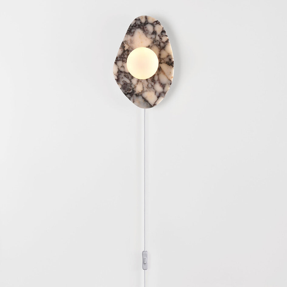 Wandlamp Katrice met Bulgari marmer en glazen bol