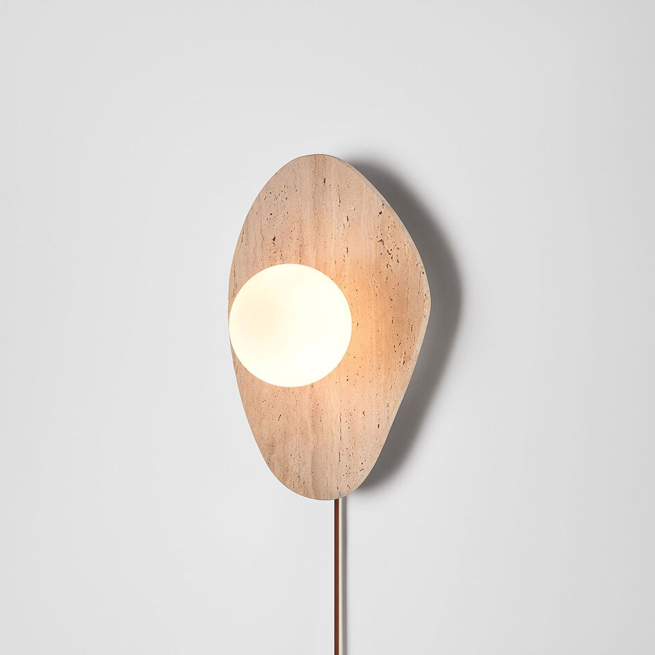 Wandlamp Ketris van travertin met glazen bol