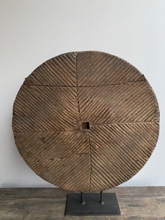 Aura Peeperkorn Houten wiel op stalen standaard Aura Peeperkorn Houten wiel op stalen standaard