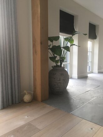 MW living RAW Stones Abbey's en houten planken vloer