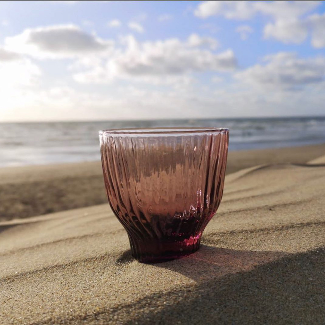 Kinta: roos gekleurde waterglas - The Present Perfect