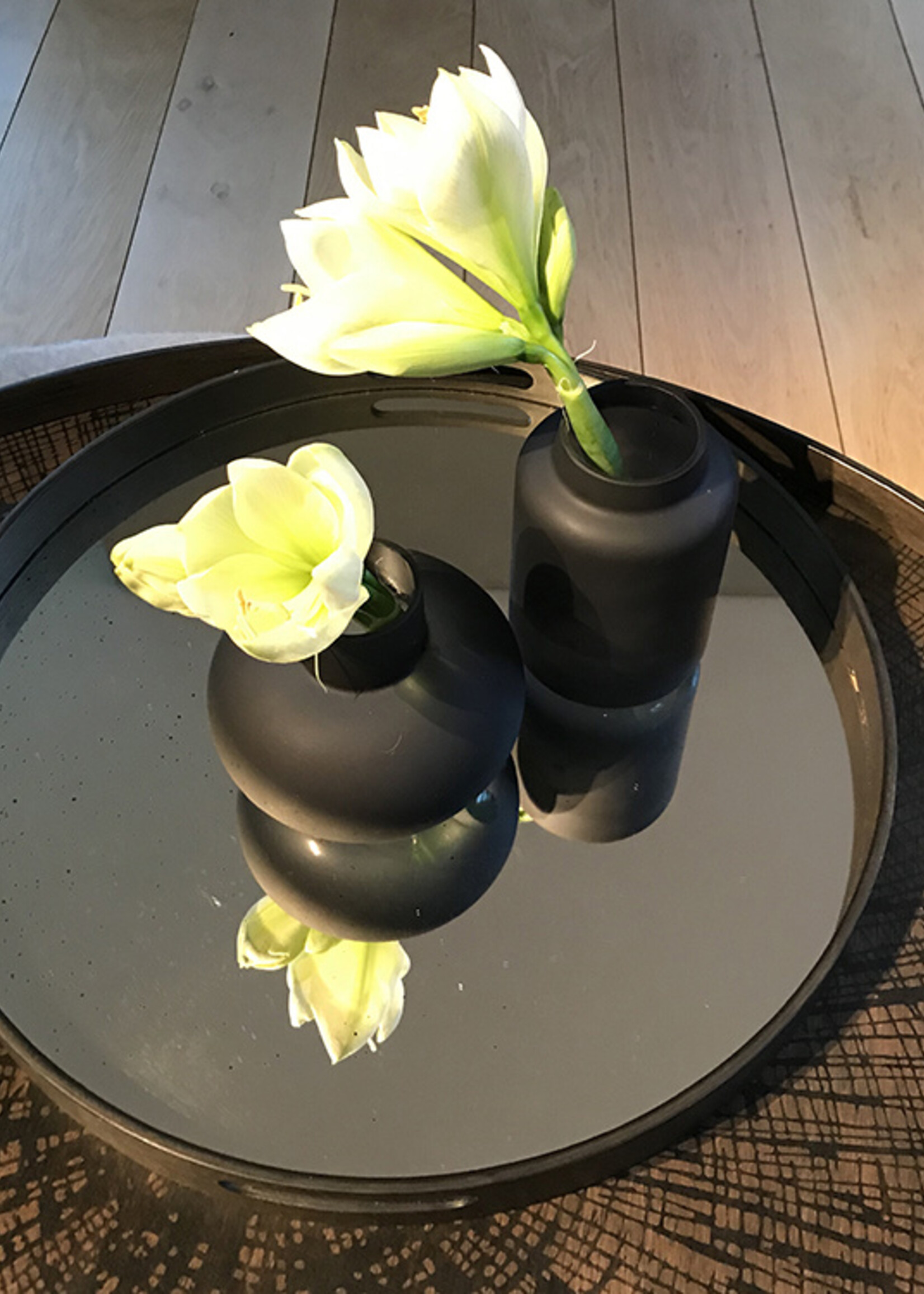 Gusta Glazen zwarte bolvormige vaas