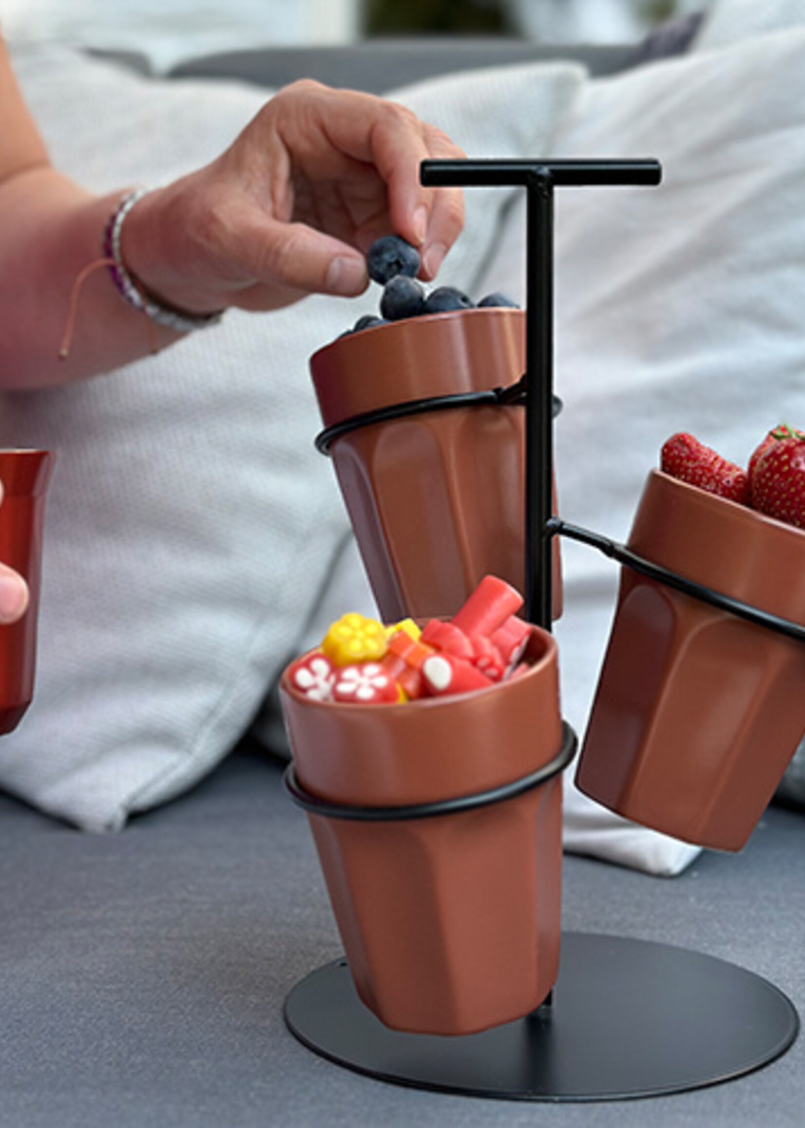 Gusta Support en métal noir avec 3 mugs en terracotta