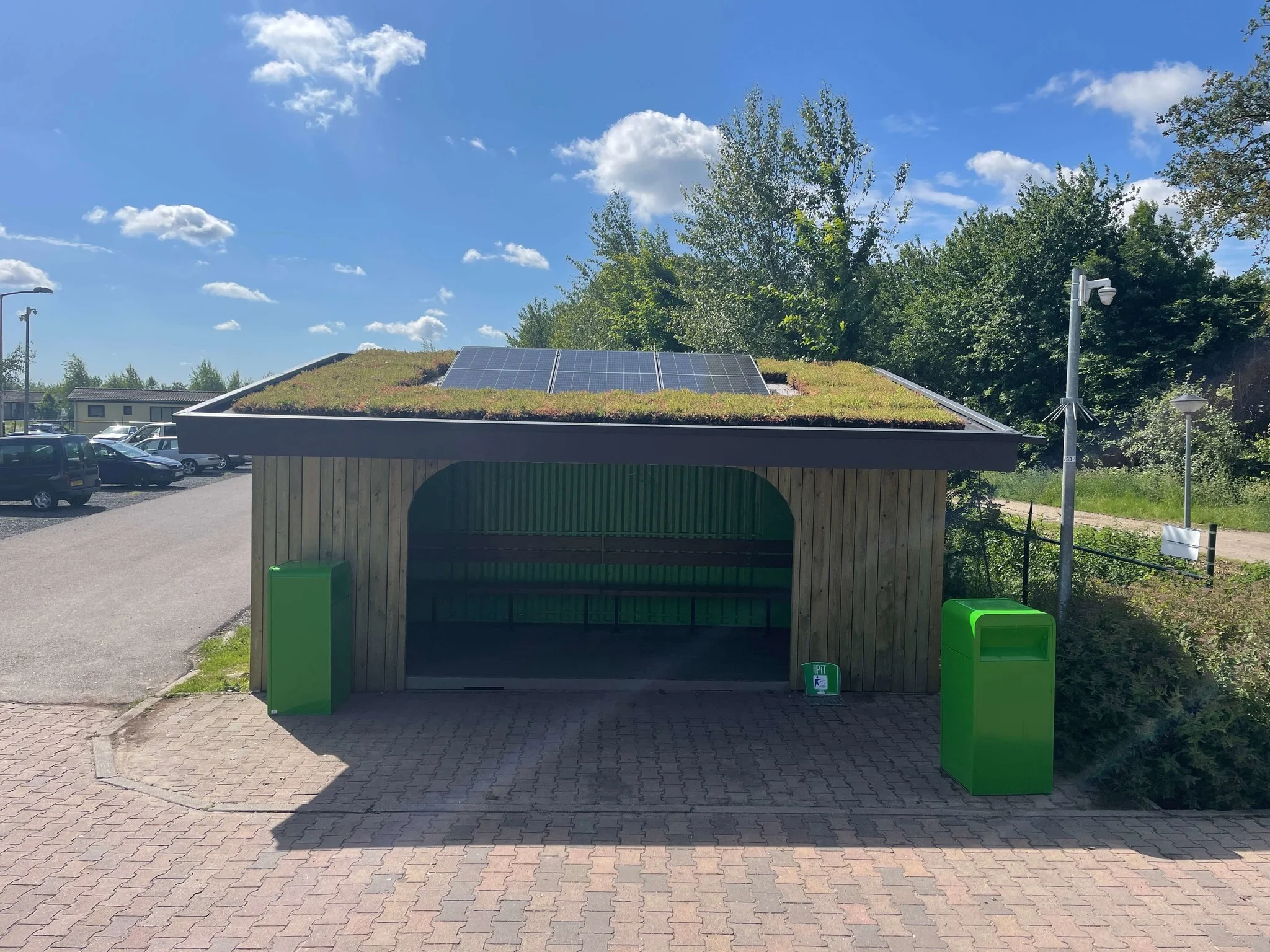 sedumdak met zonnepanelen op een parkeerplaats