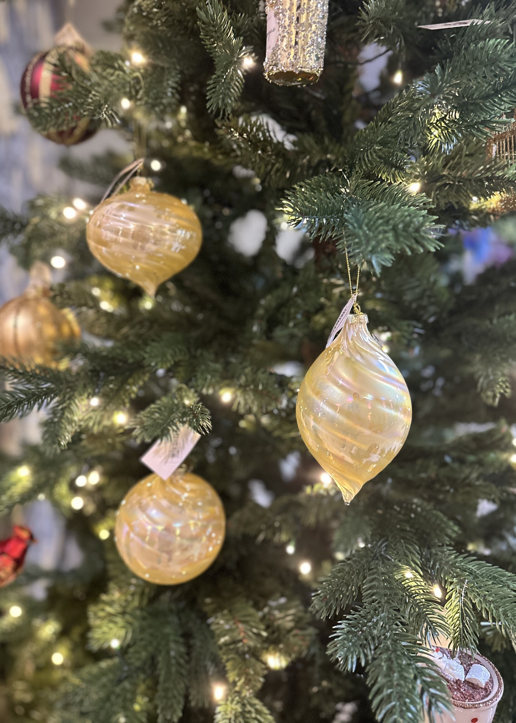 Parelmoer   kerstbal in gedraaide vorm