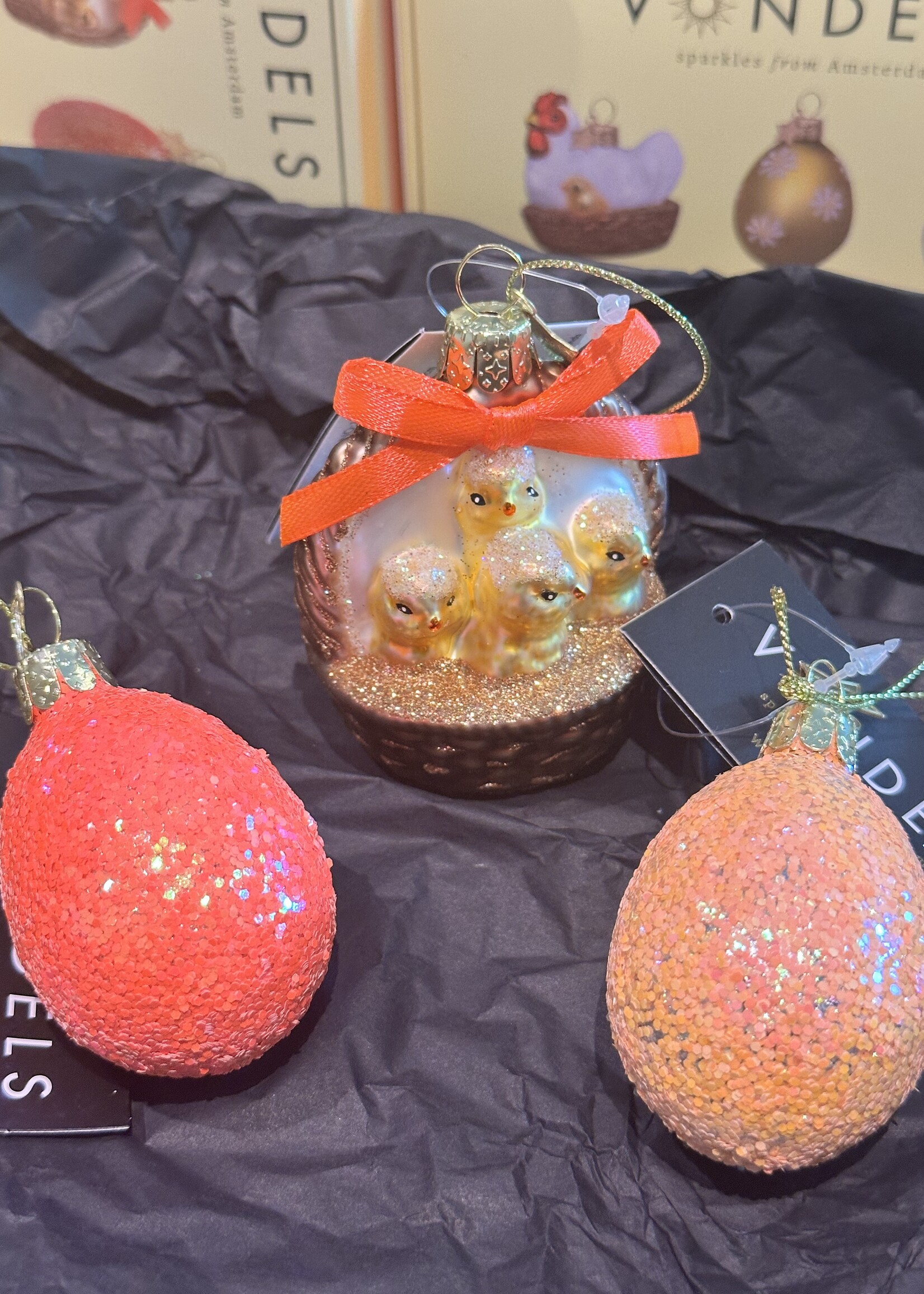 Vondels Pasen  ornament set,2 eieren en mandje met kuikentjes