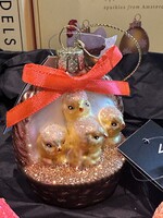 Pasen  ornament set, 2 eieren en mandje met kuikentjes