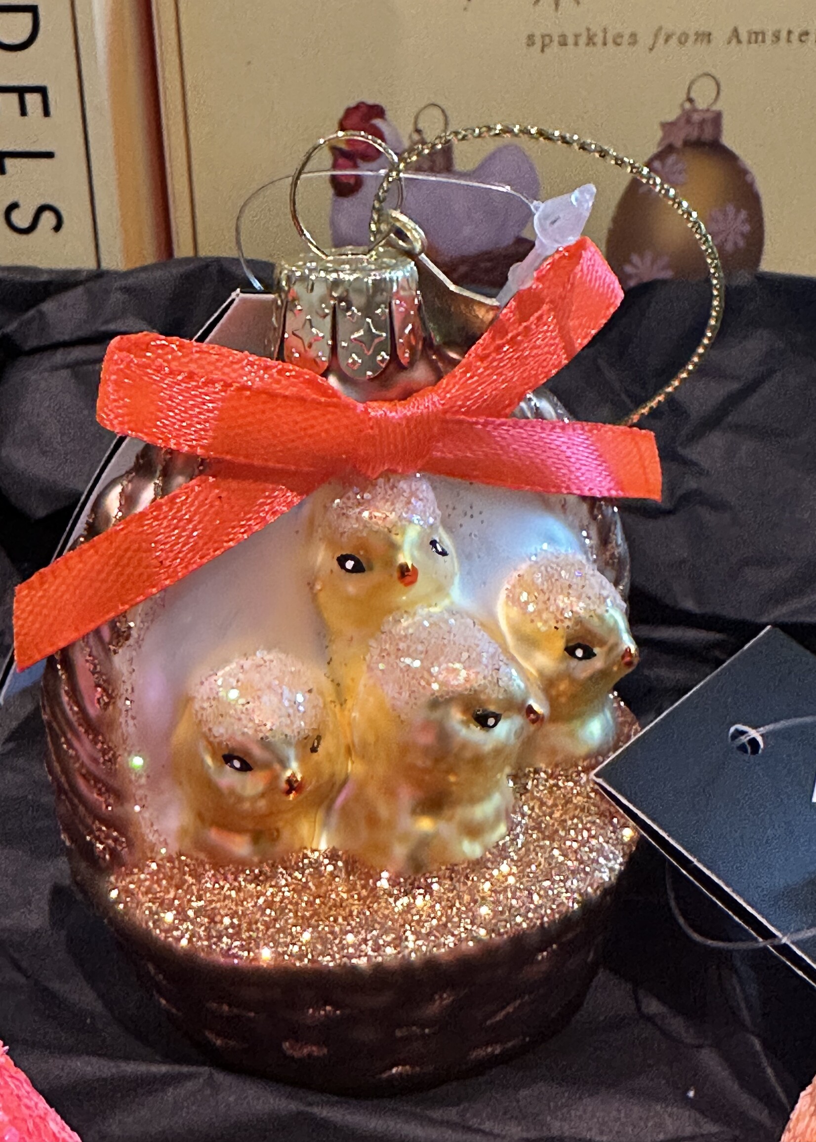 Vondels Pasen  ornament set,2 eieren en mandje met kuikentjes