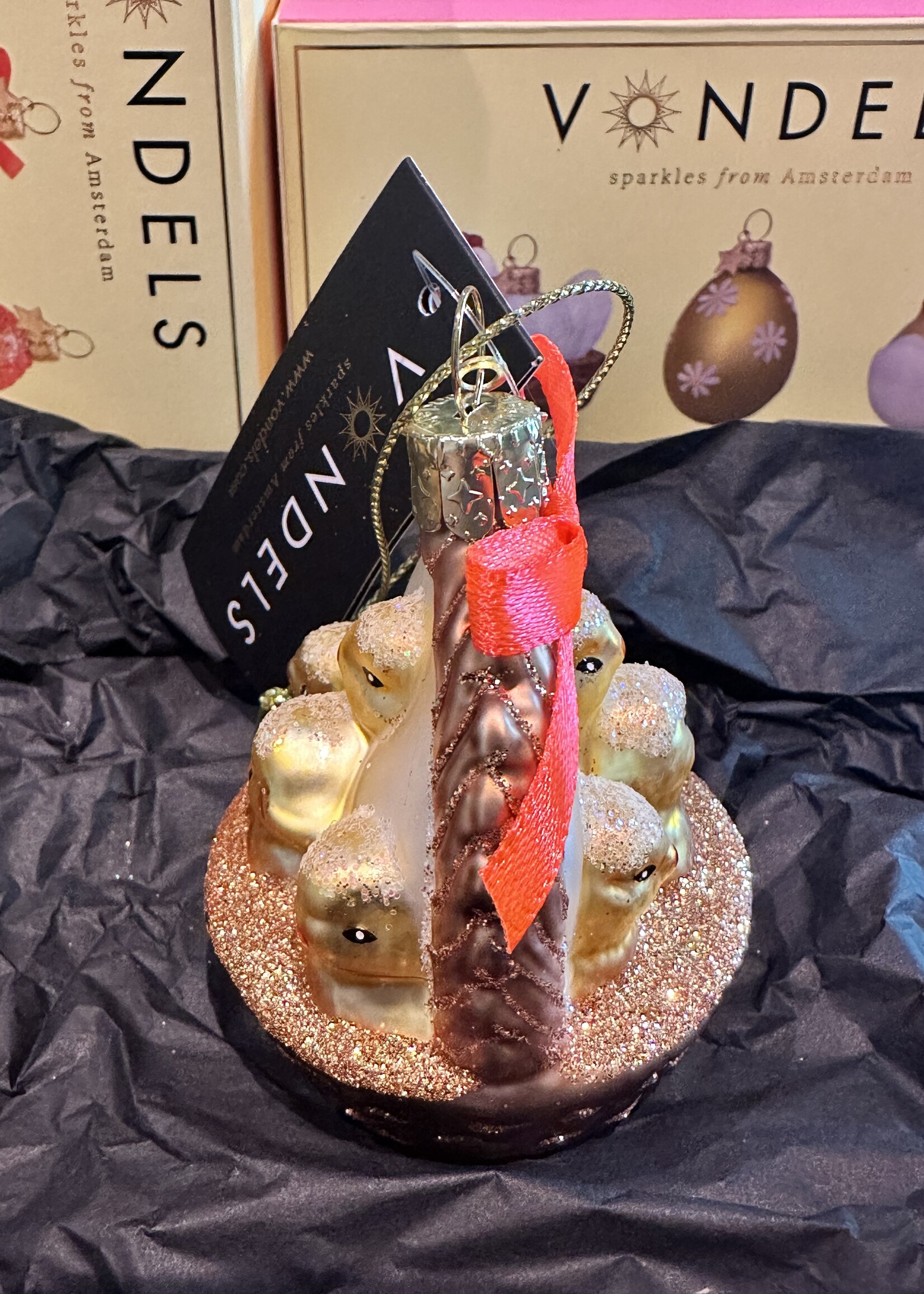 Vondels Pasen  ornament set,2 eieren en mandje met kuikentjes