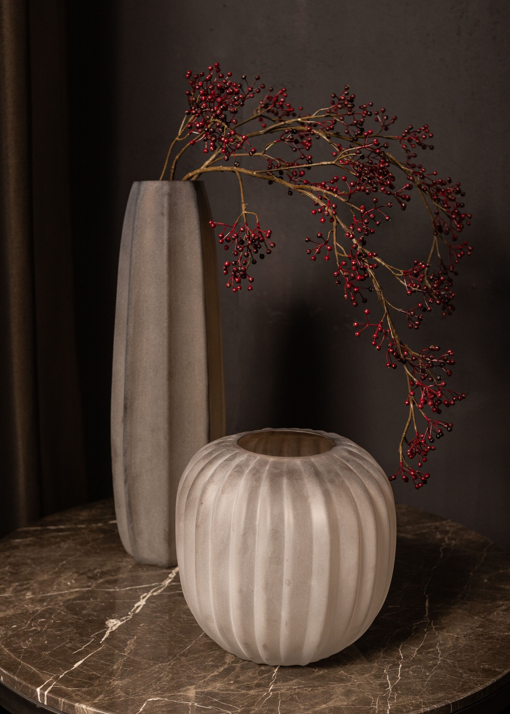 Levente Sand hoge vaas met geribbeld design