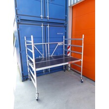 Kamersteiger 1.35m x 1.85m x 1.90m met 2 x platform 1.90m
