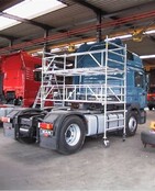 Big-1 vrachtwagen past over trekker